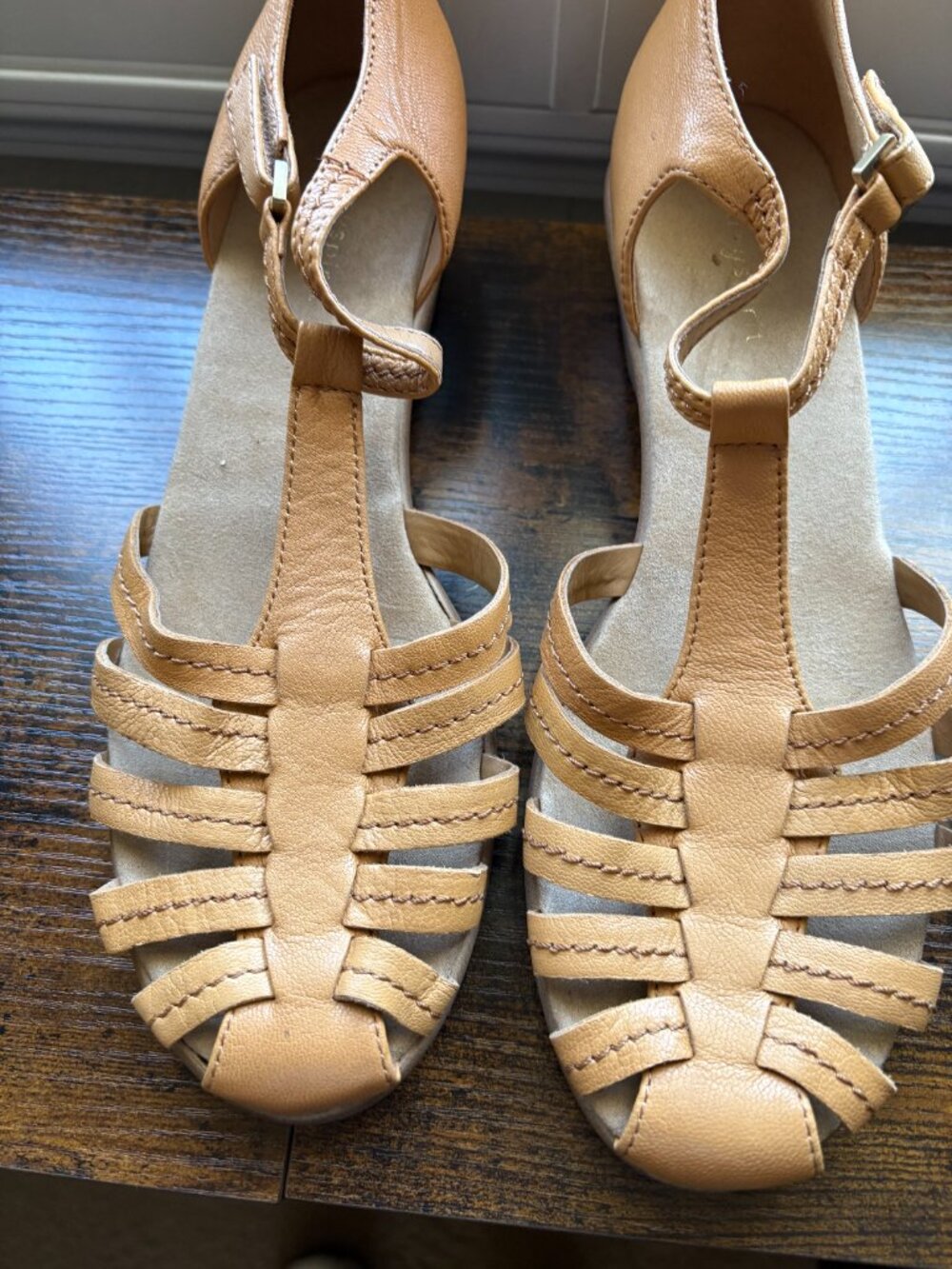 Easy Spirit Tan T-Strap Cap-Toe Sandals (Size 10) - Picture 6 of 6